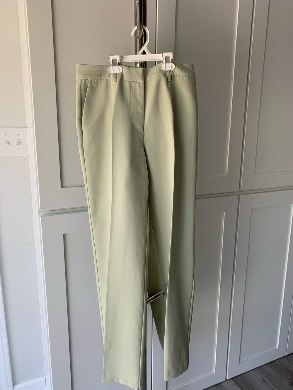Avec Les Filles Light Sage Green Pants, Size 6.